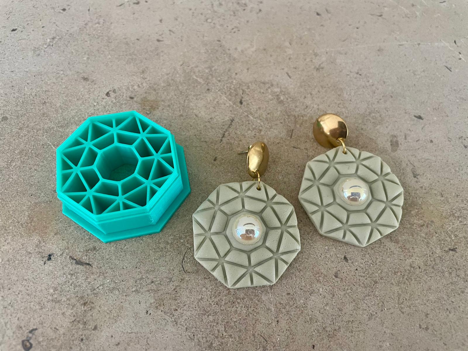 Cutter Geometrische Ster Octagon 35mm – turquoise 3D-geprinte uitsteekvorm voor polymeerklei, met voorbeeldoorbellen in grijs