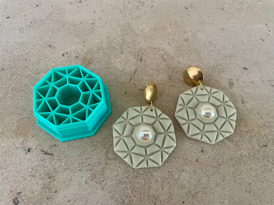 Cutter Geometrische Ster Octagon 35mm – turquoise 3D-geprinte uitsteekvorm voor polymeerklei, met voorbeeldoorbellen in grijs